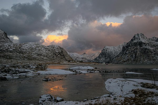 Où peut-on trouver une location de vacances en Islande avec des excursions en hélicoptère pour observer les volcans actifs?